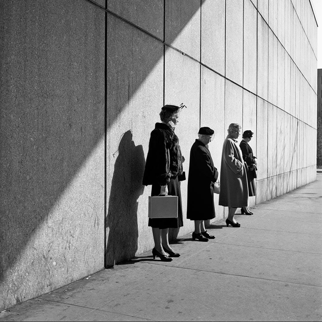 Fotografía de Vivian Maier: cuatro mujeres junto a un muro